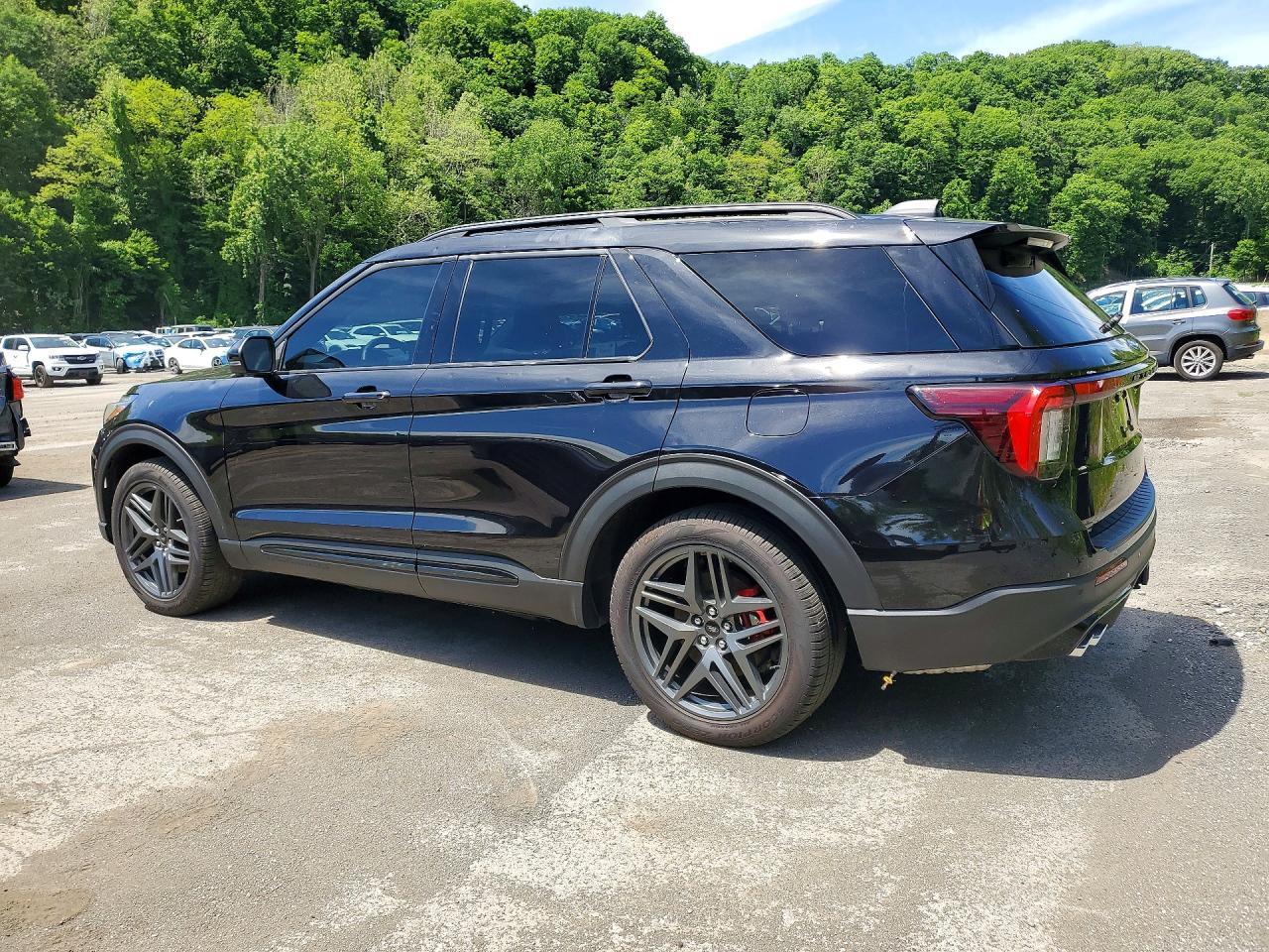 2025 Ford Explorer St - Image 2