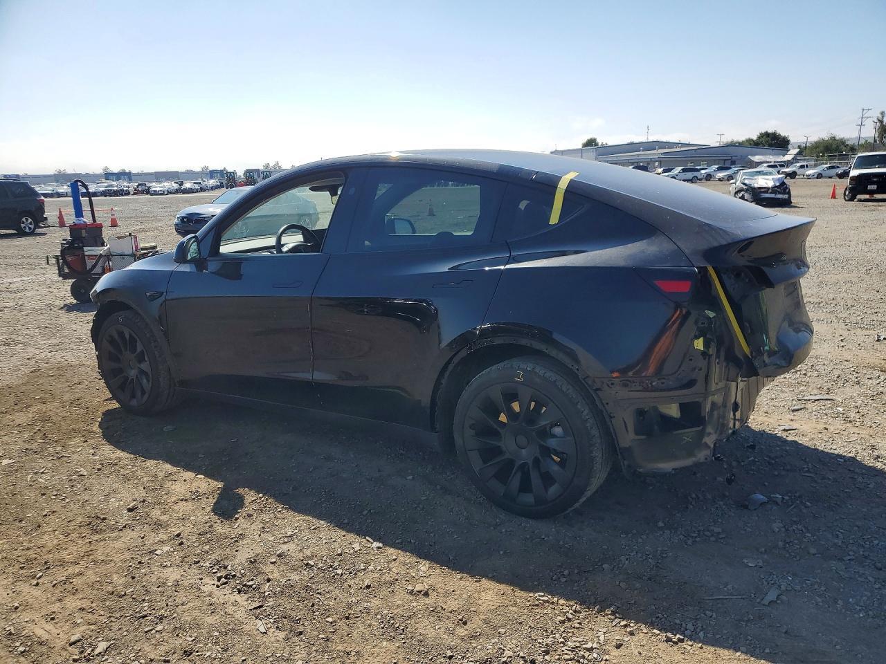 2023 Tesla Model Y - Фото 2