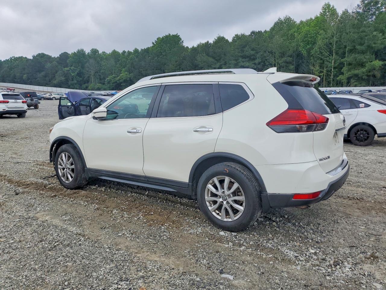 2017 Nissan Rogue Sv - Image 2
