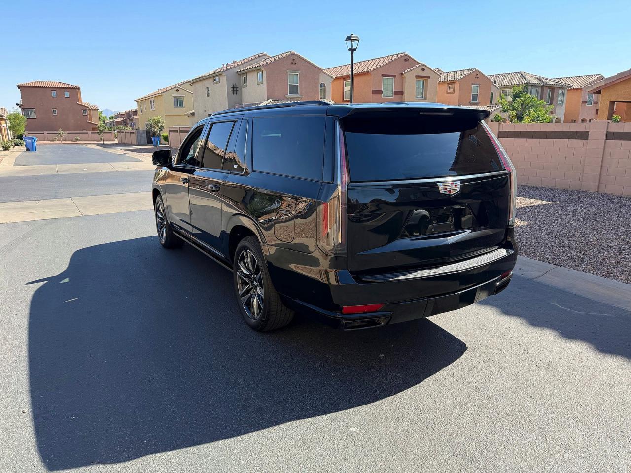 2021 Cadillac Escalade Esv Sport Platinum - Image 3