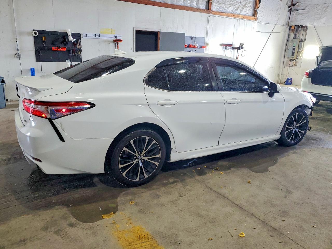 2020 Toyota Camry Se - Фото 3