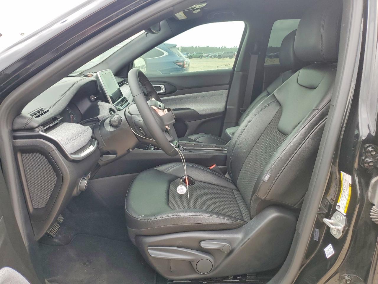 2025 Jeep Compass Latitude - Фото 7
