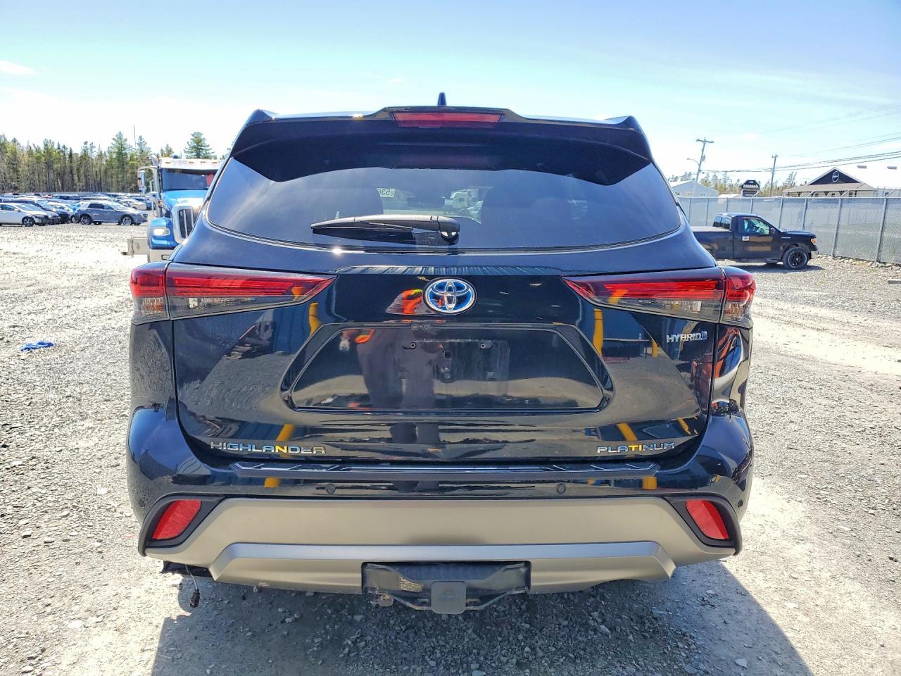 2024 Toyota Highlander Hybrid Platinum - Image 6