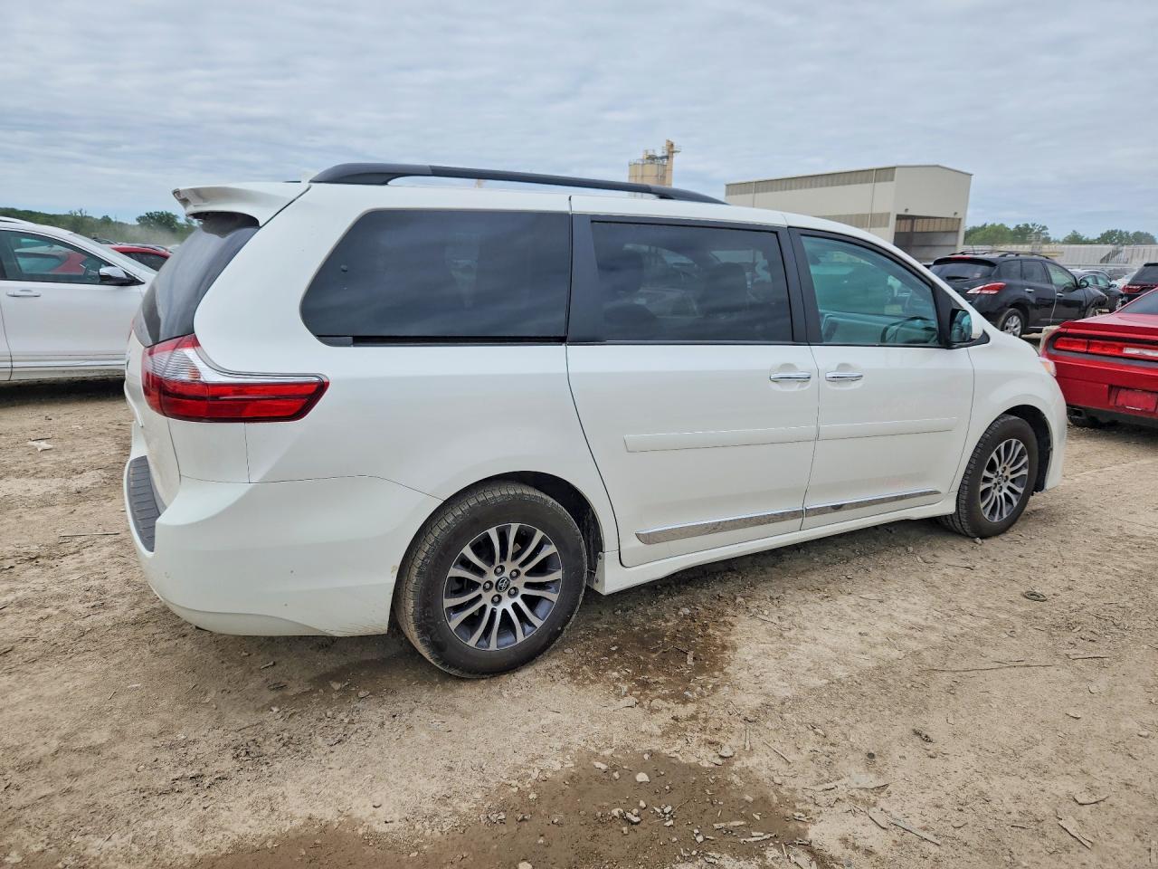 2020 Toyota Sienna Xle 8-Passenger - Image 3