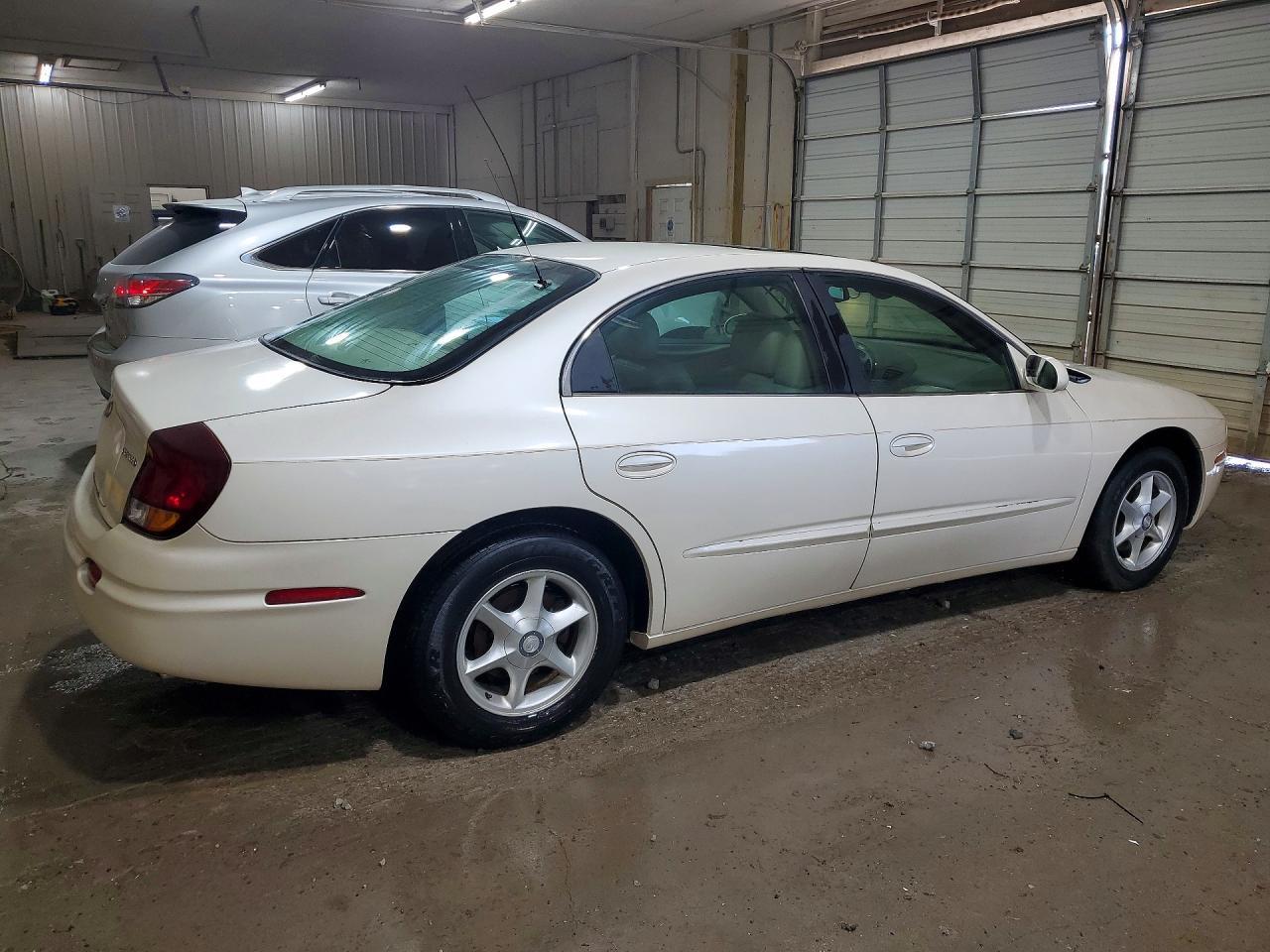 2002 Oldsmobile Aurora - Image 3