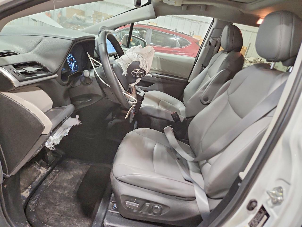 2023 Toyota Sienna Xle - Image 7