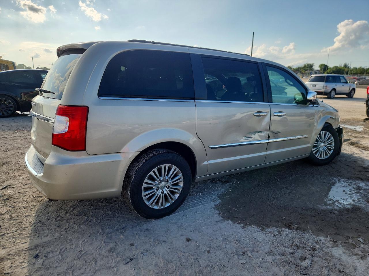 2016 Chrysler Town & Country Touring L - Фото 3