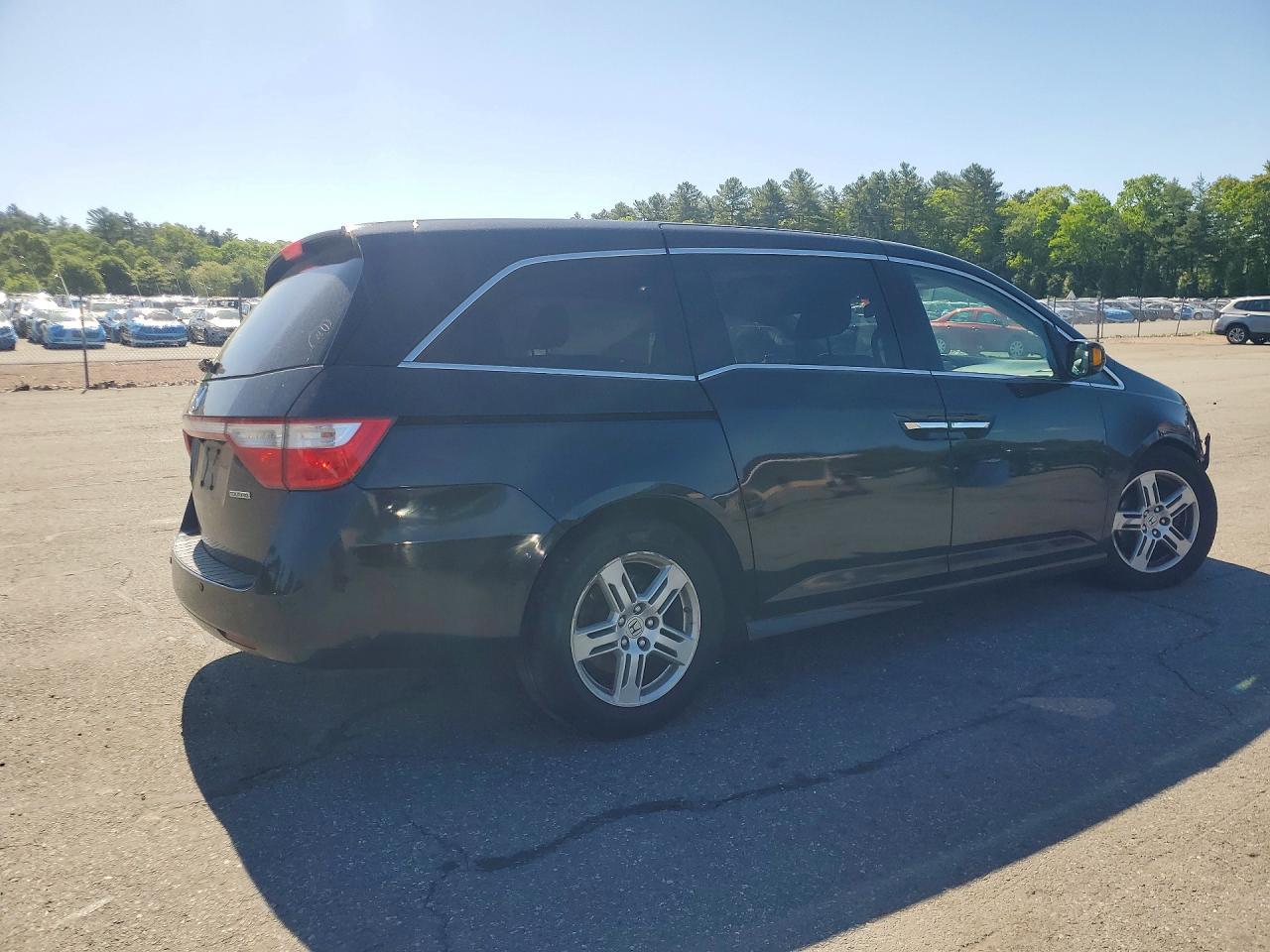 2013 Honda Odyssey Touring - Image 3