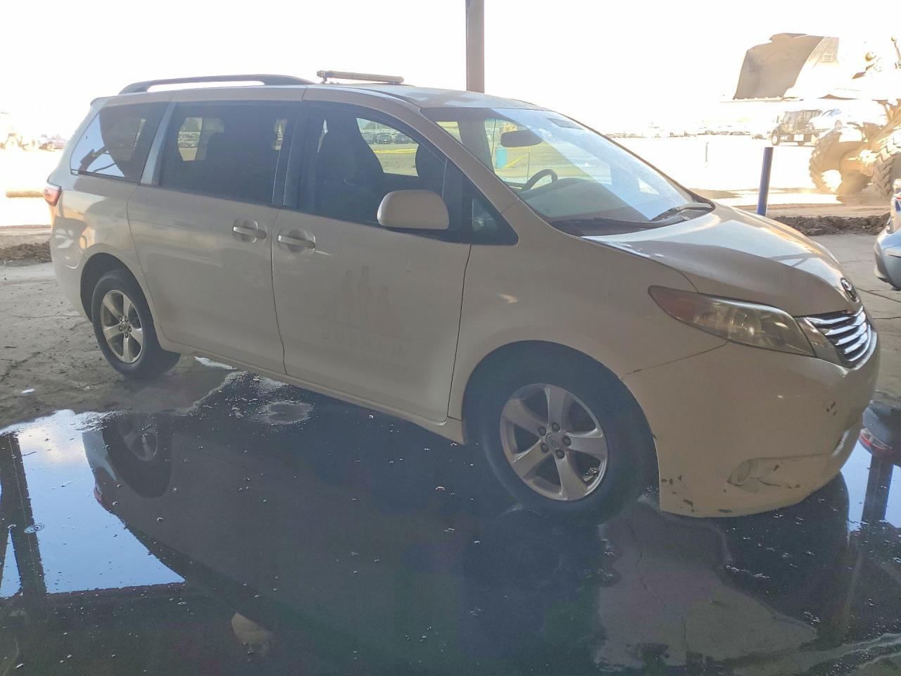2015 Toyota Sienna - Фото 4