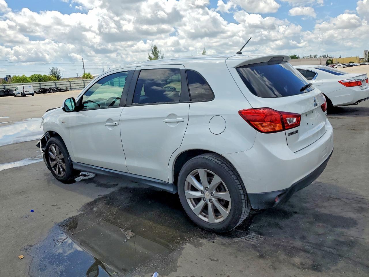 2015 Mitsubishi Outlander Sport Es - Image 2