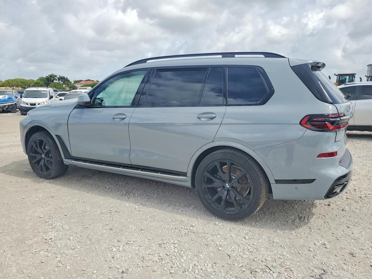 2026 BMW X7 xDrive40I - Фото 2