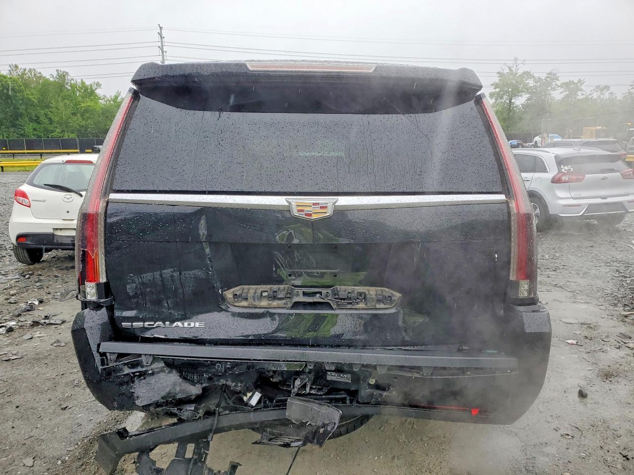 2016 Cadillac Escalade Luxury - Image 6