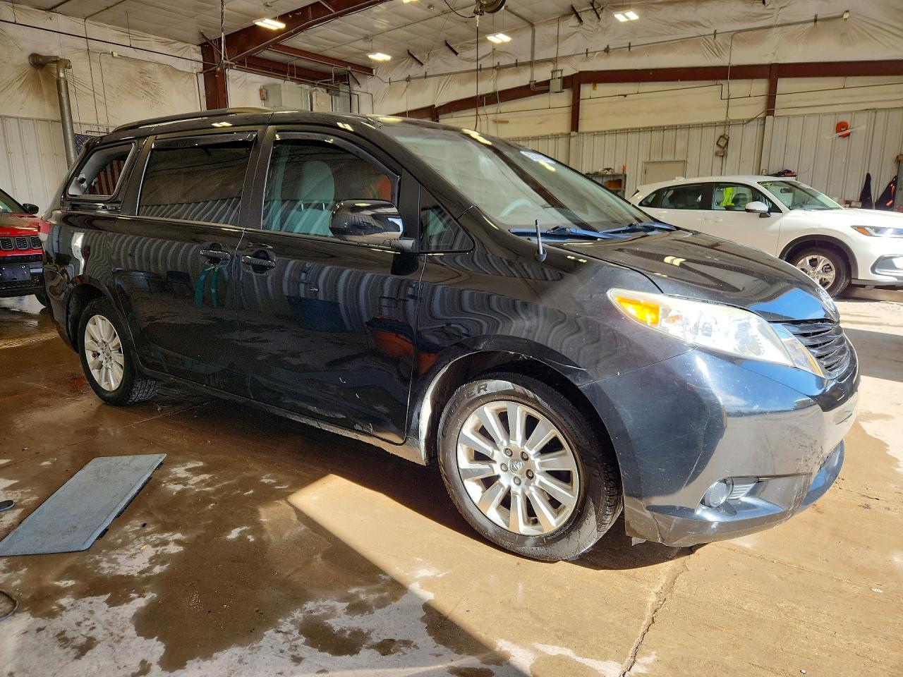 2013 Toyota Sienna Le - Image 4