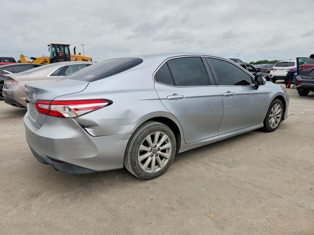 2018 Toyota Camry Le - Фото 3