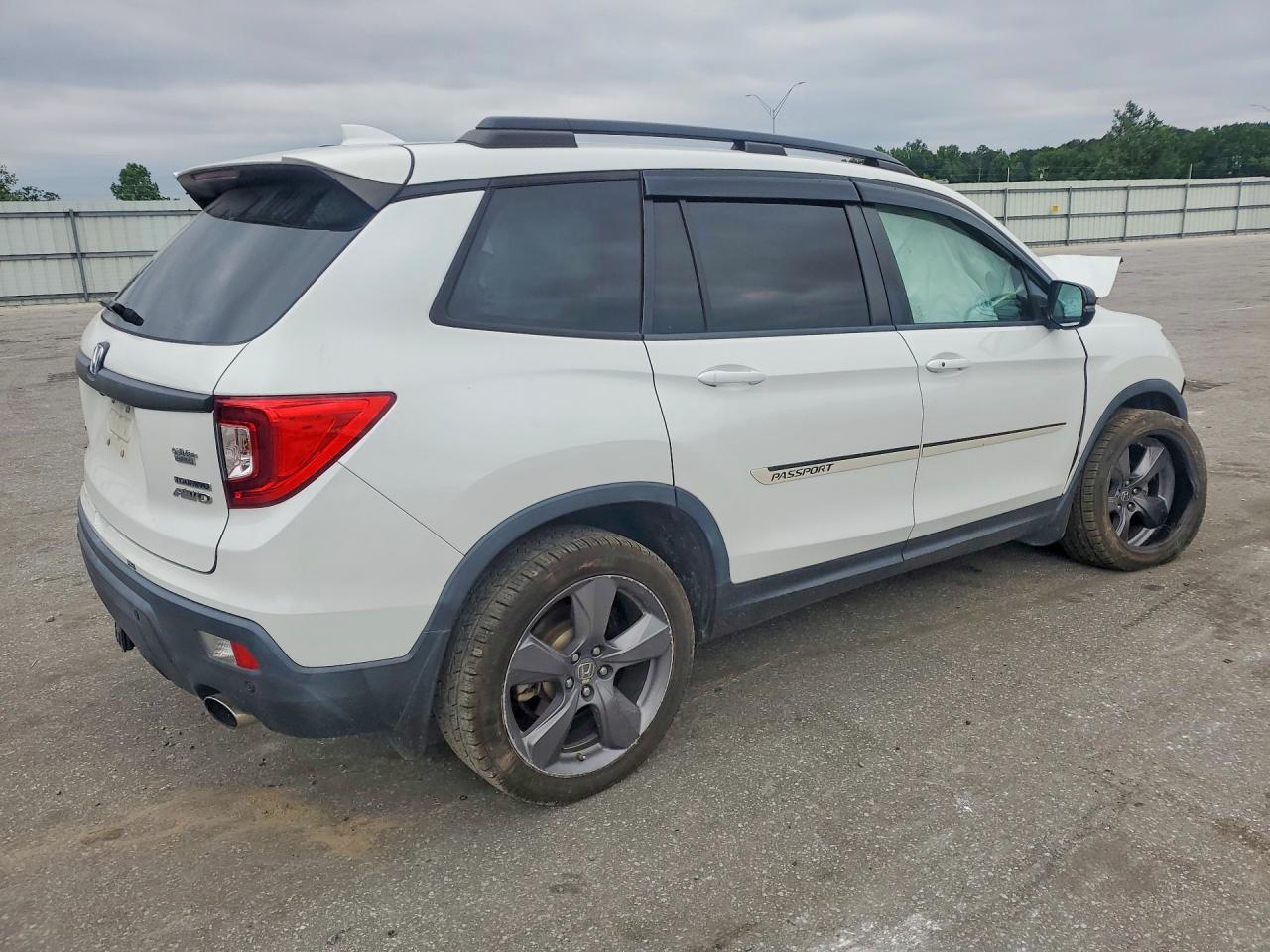 2019 Honda Passport Touring - Image 3
