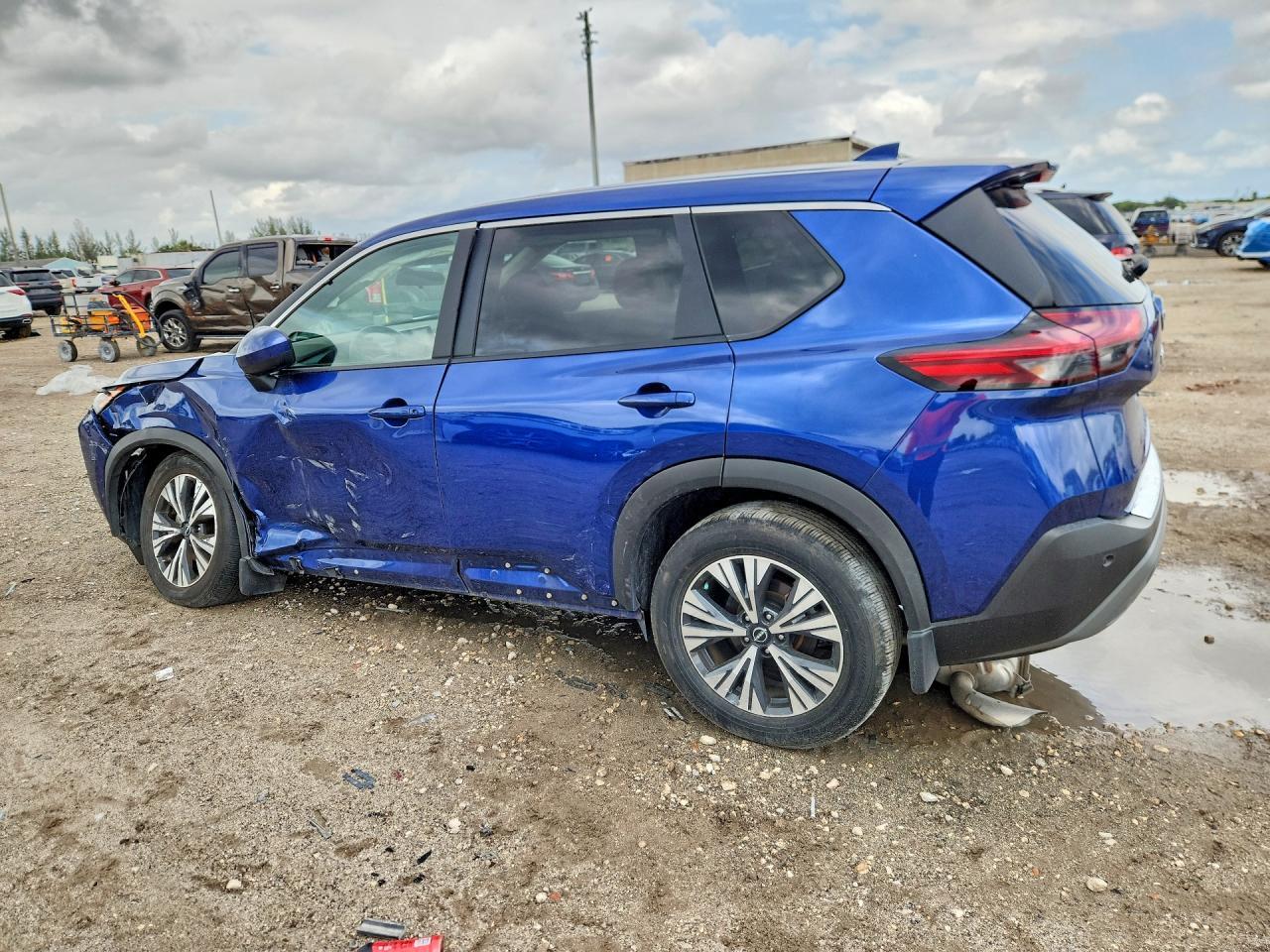 2023 Nissan Rogue Sv - Image 2