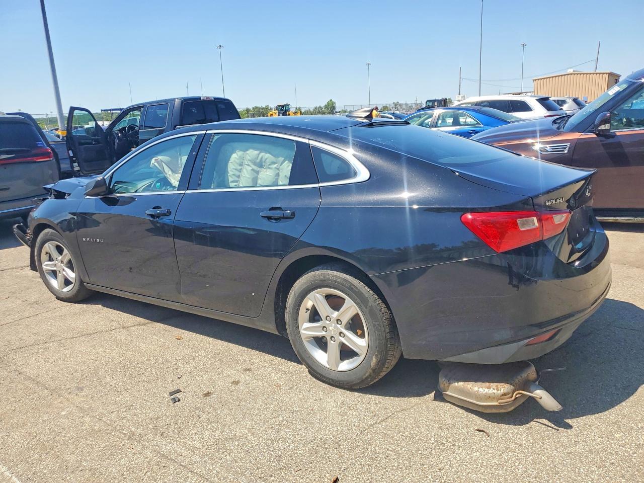 2022 Chevrolet Malibu Ls - Фото 2