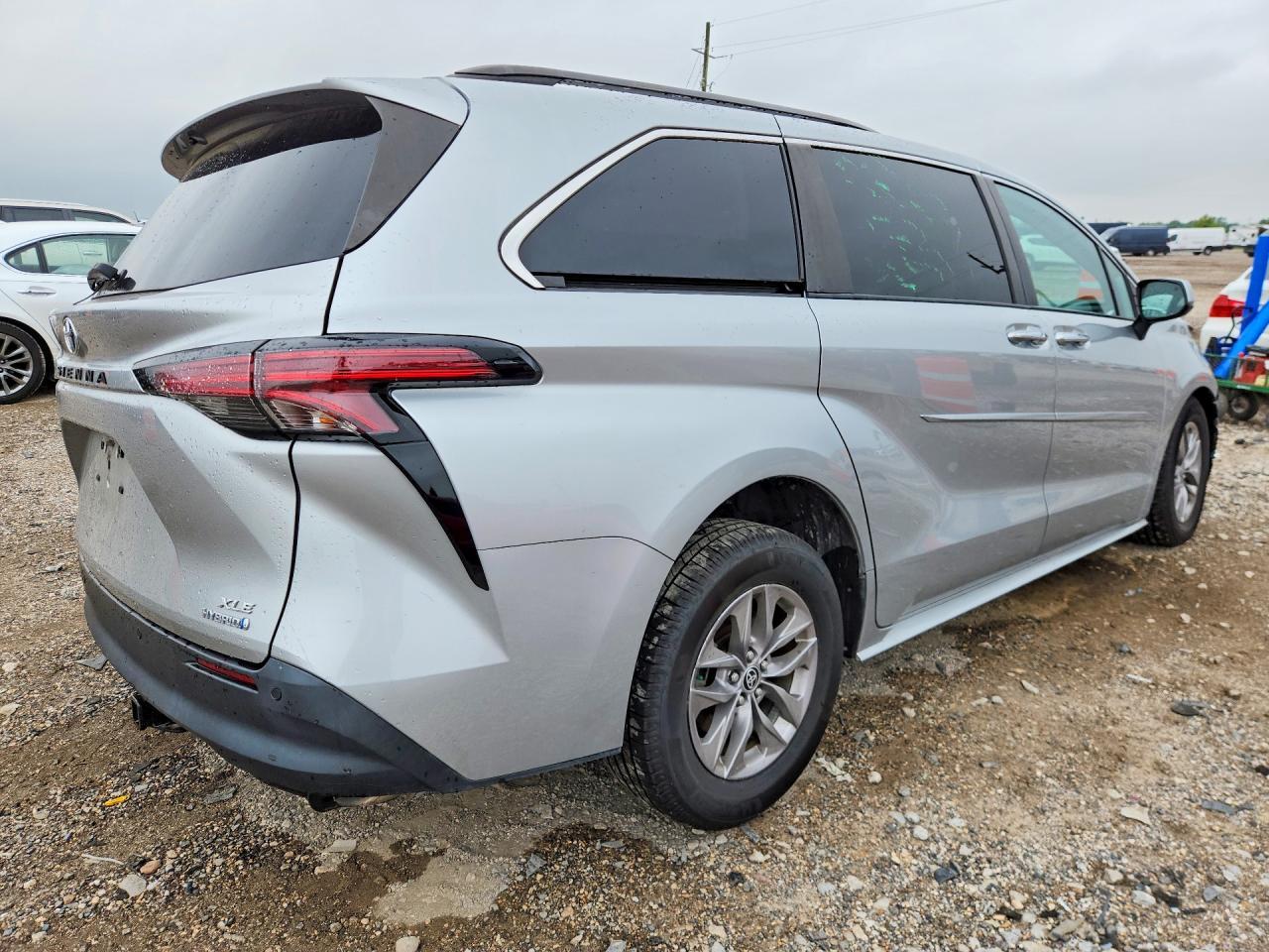 2022 Toyota Sienna Xle - Фото 3