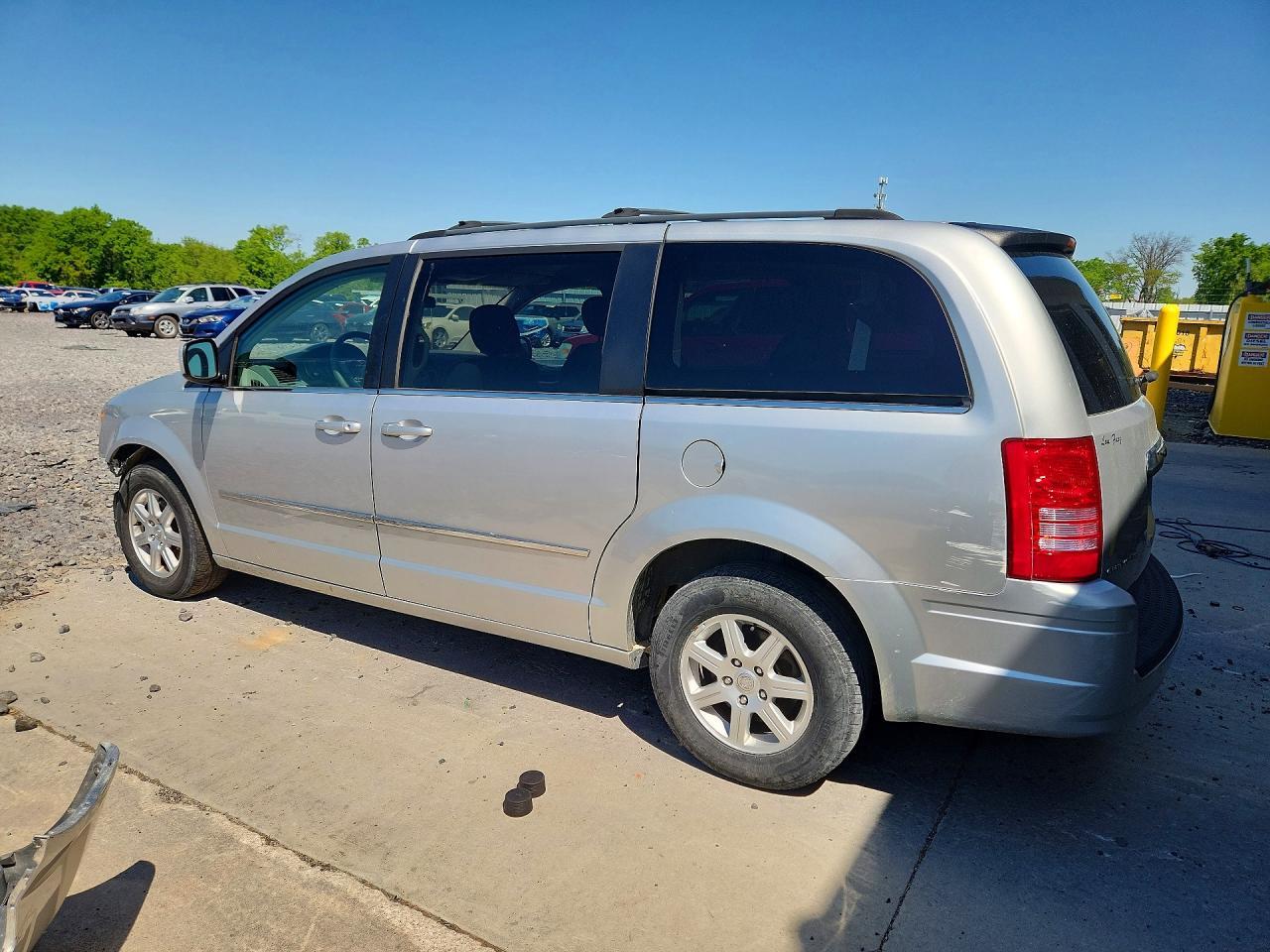 2010 Chrysler Town & Country Touring - Фото 2