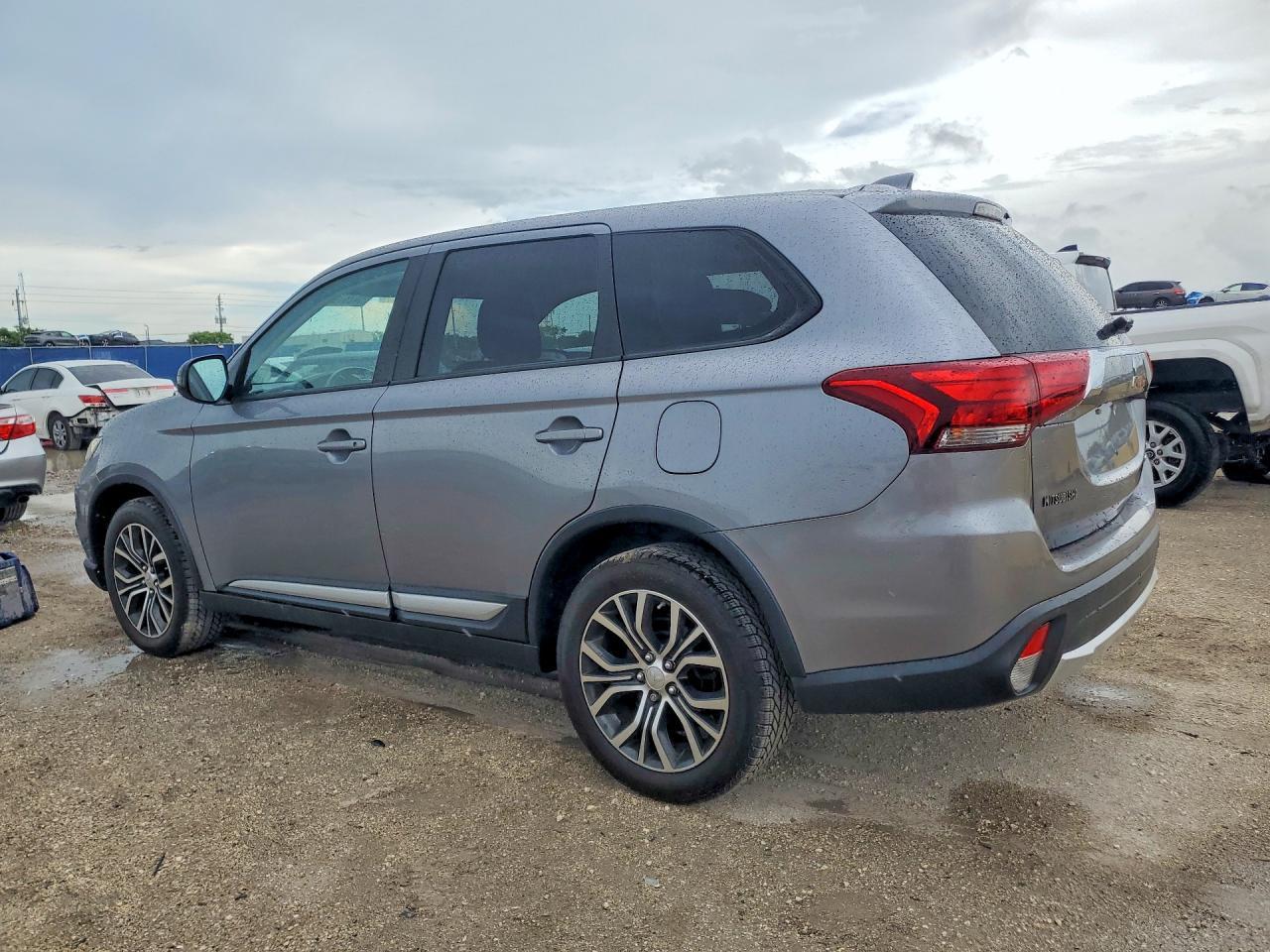 2017 Mitsubishi Outlander Es - Image 2