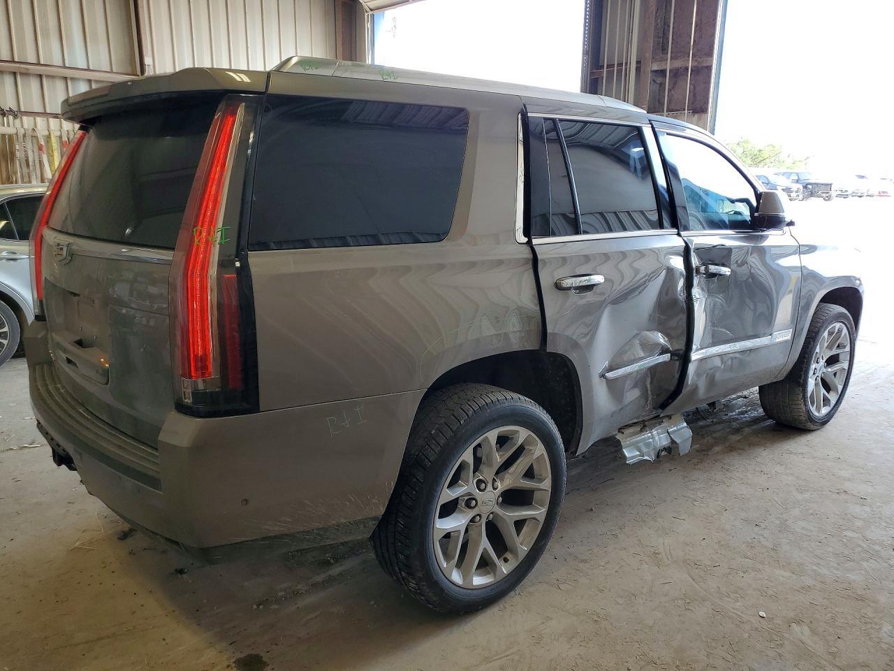 2017 Cadillac Escalade Platinum - Image 3