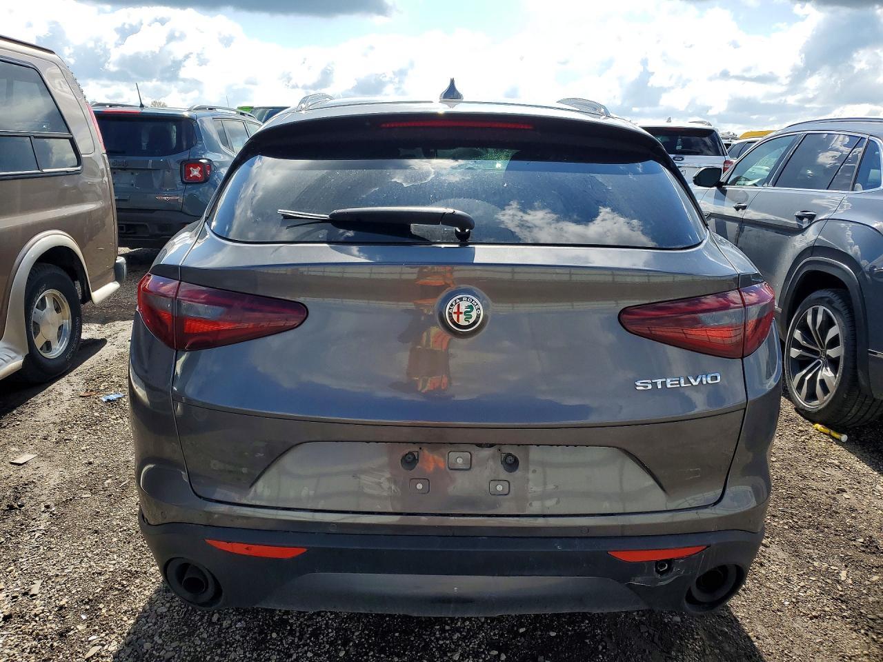2022 Alfa Romeo Stelvio - Image 6