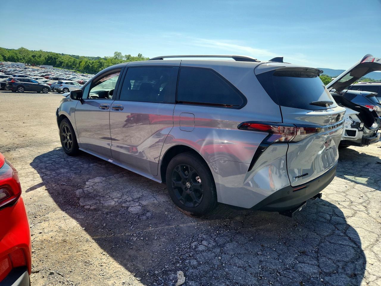 2026 Toyota Sienna Woodland Edition - Image 2