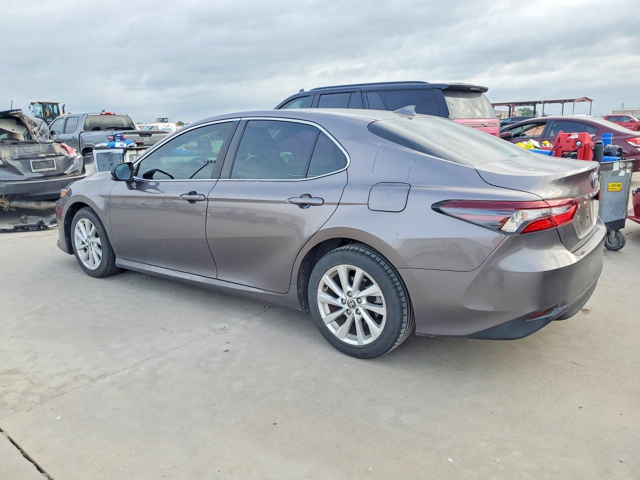 2021 Toyota Camry Le - Фото 2