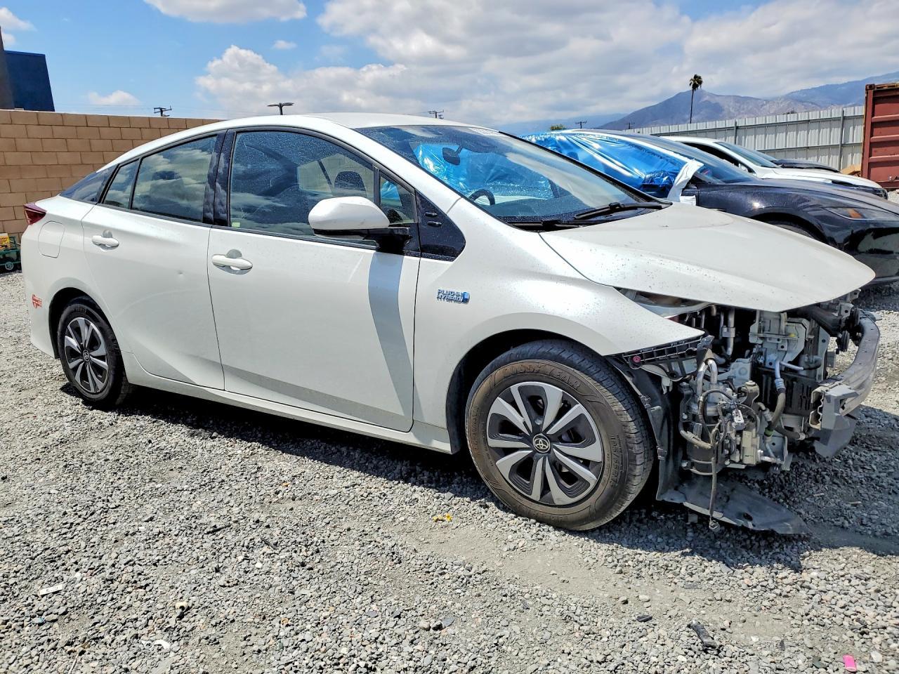 2017 Toyota Prius Prime Plus - Фото 4