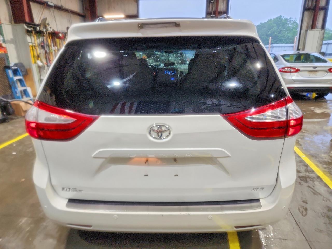 2017 Toyota Sienna Xle Premium 8-Passenger - Image 6