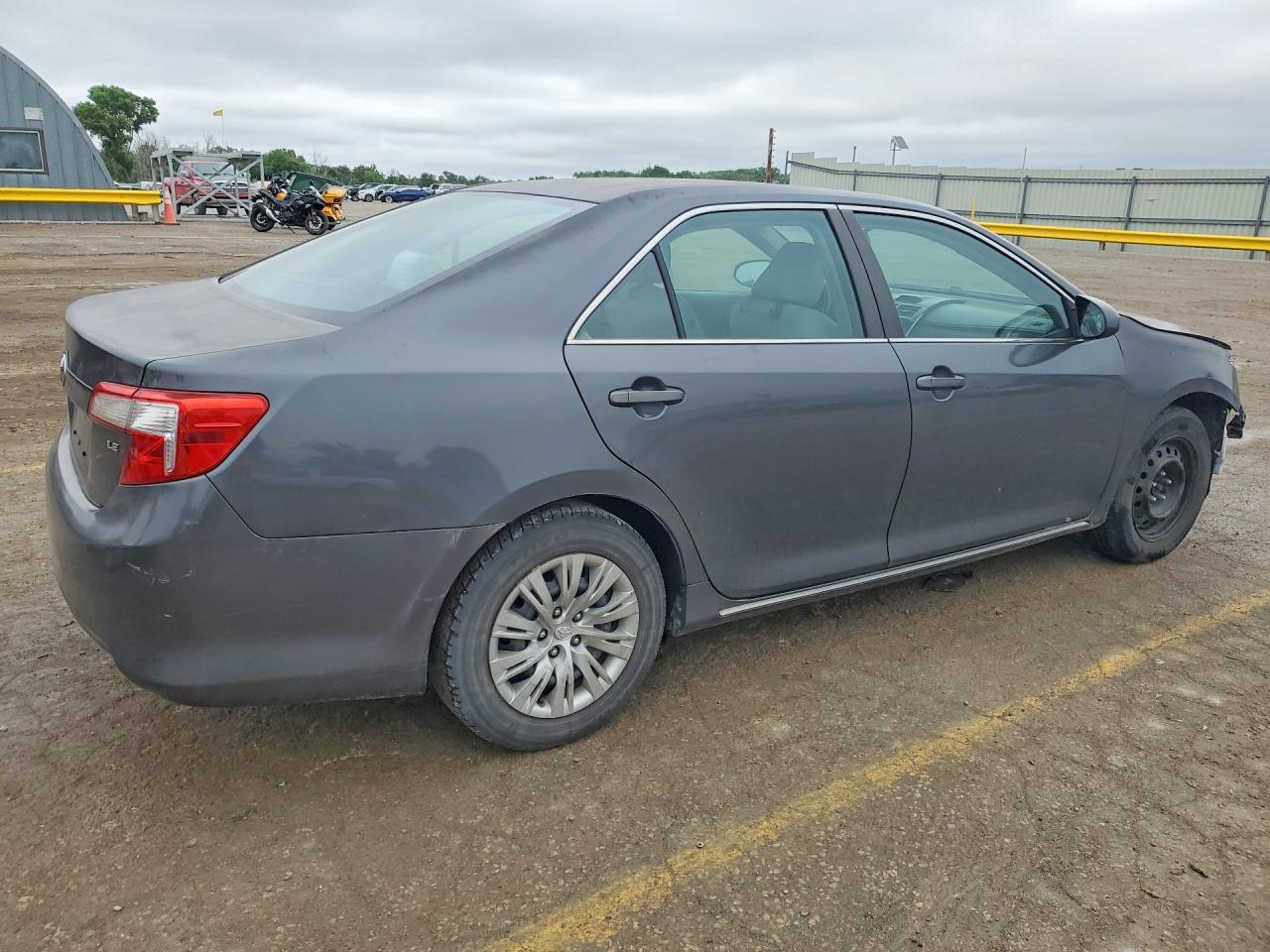 2012 Toyota Camry Le - Фото 3
