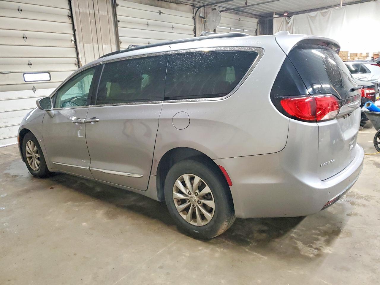 2017 Chrysler Pacifica Touring L - Image 2