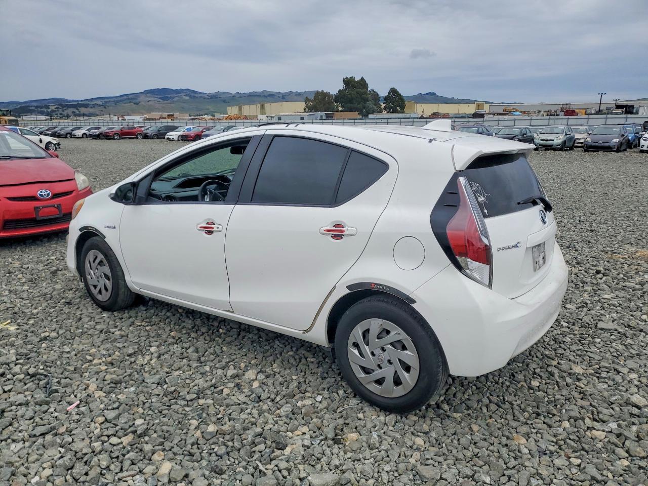 2016 Toyota Prius C Two - Фото 2