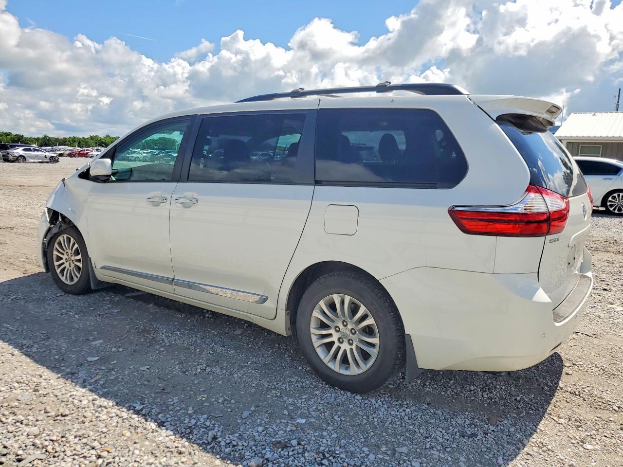 2017 Toyota Sienna Xle Premium 8-Passenger - Image 2