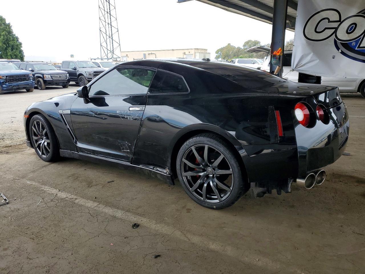 2016 Nissan Gt-R Premium - Image 2