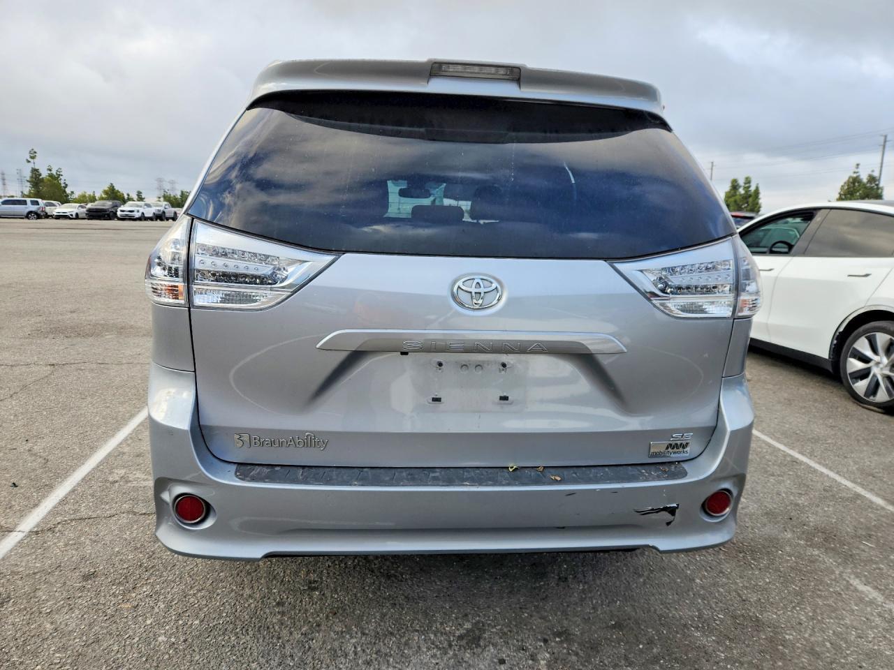 2018 Toyota Sienna Se 8-Passenger - Image 6
