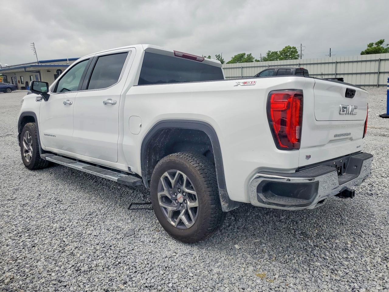 2026 GMC Sierra K1500 Slt - Image 2