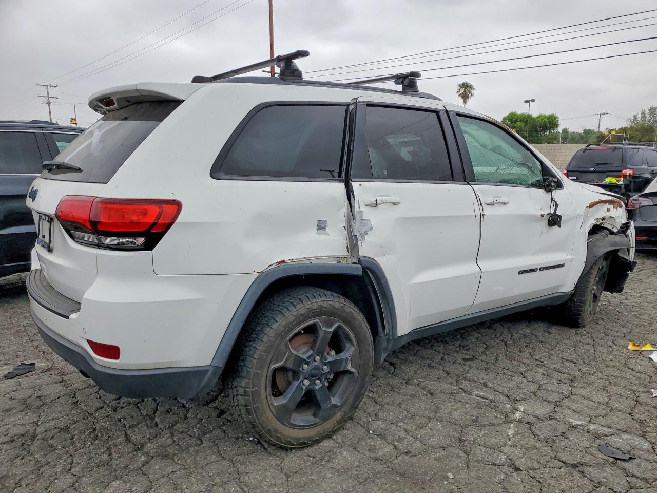 2019 Jeep Grand Cherokee Laredo - Image 3