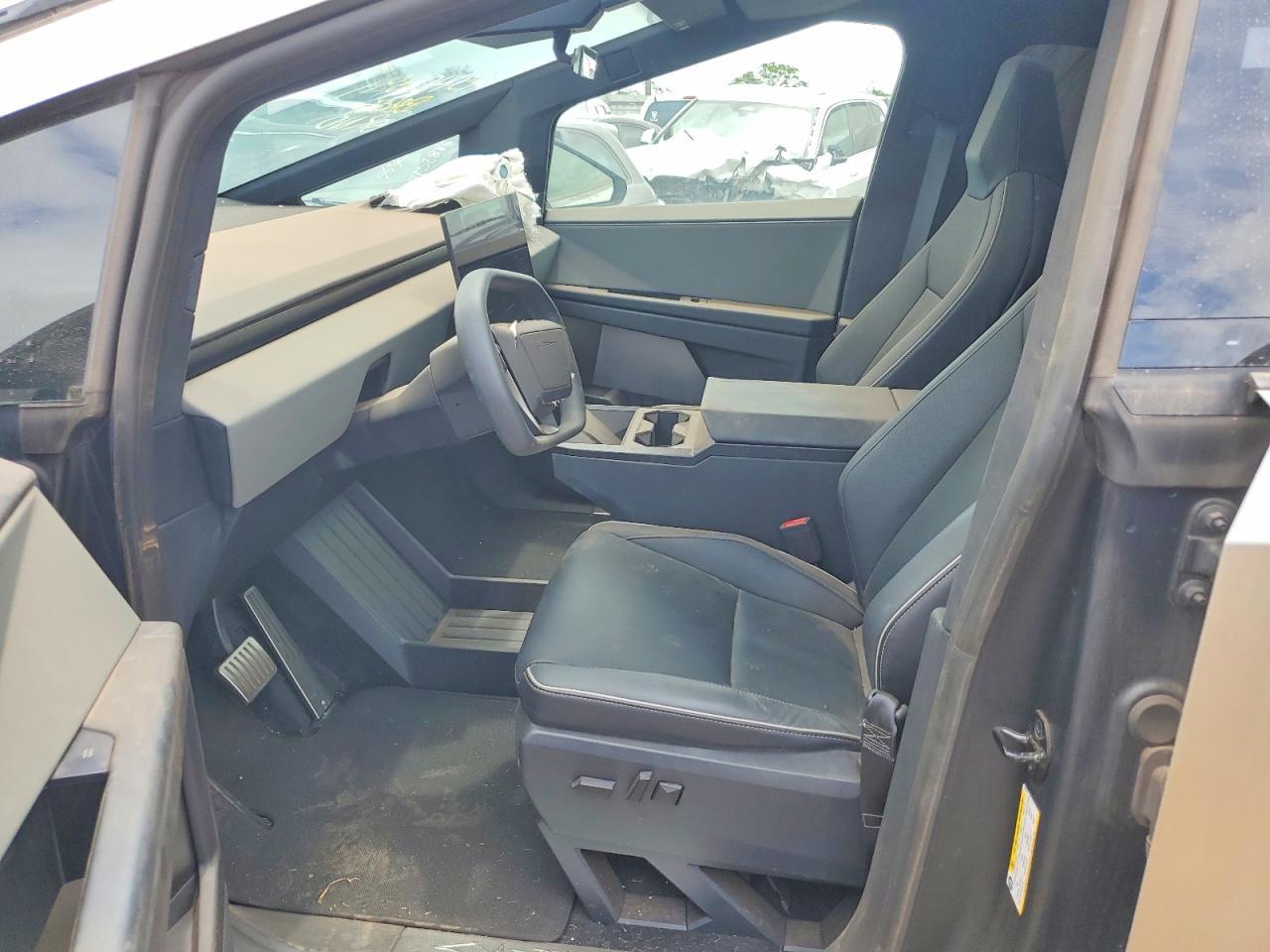 2024 Tesla Cybertruck - Image 7