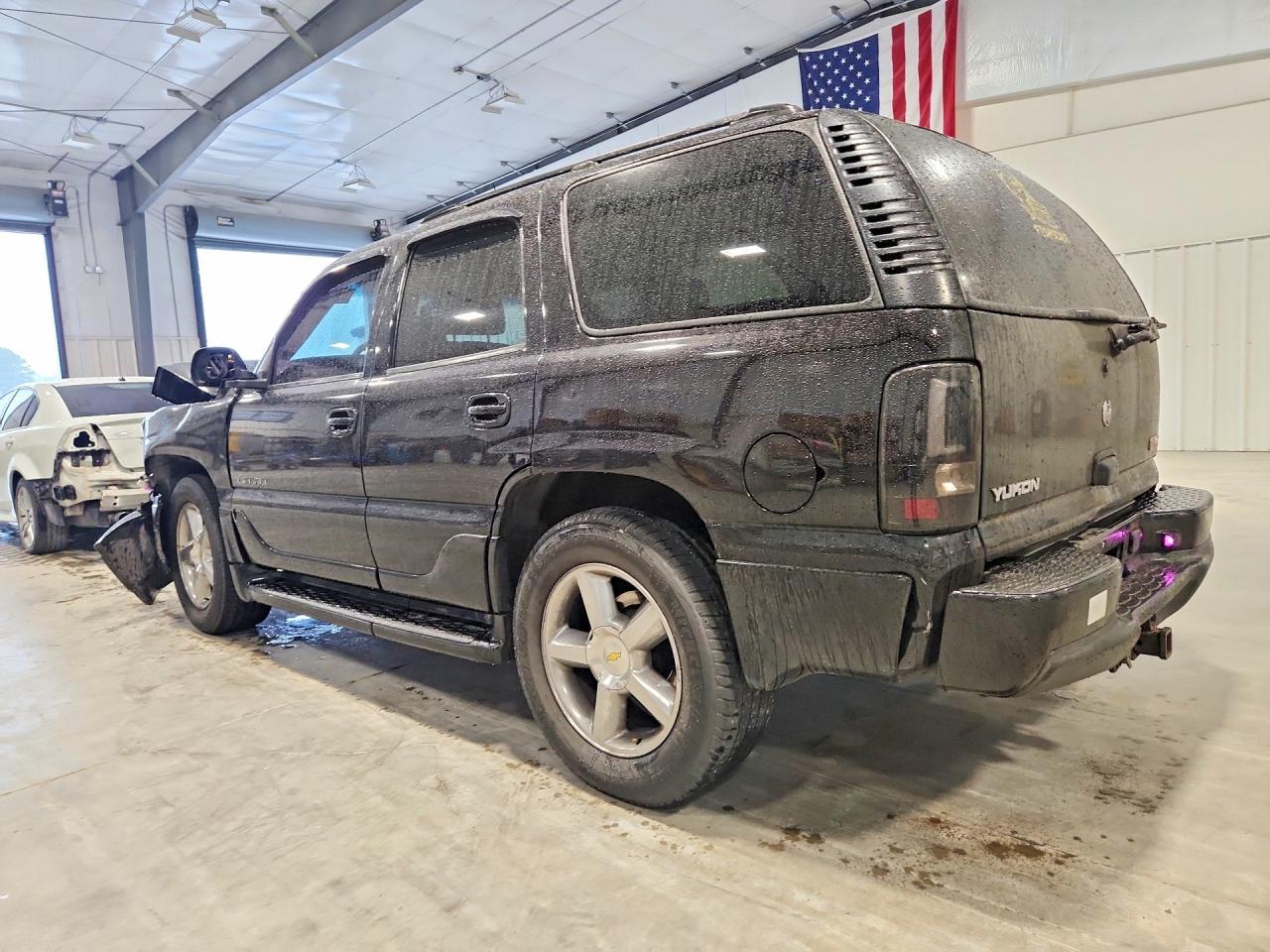 2005 GMC Yukon Denali - Image 2