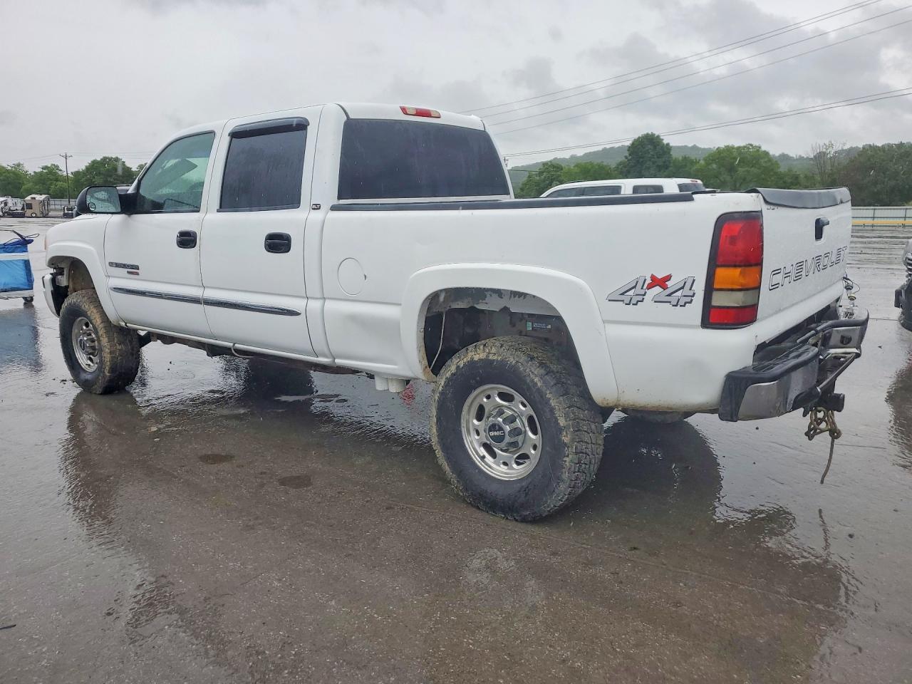 2005 GMC Sierra K2500 Heavy Duty - Image 2