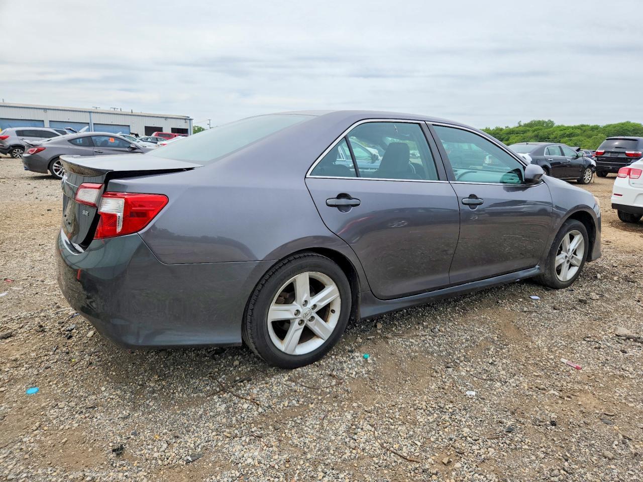 2014 Toyota Camry Se - Image 3