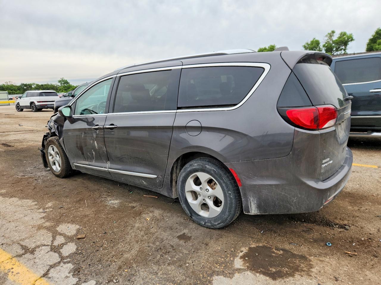 2017 Chrysler Pacifica Touring L Plus - Фото 2
