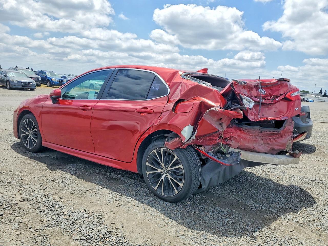 2019 Toyota Camry Se - Фото 2