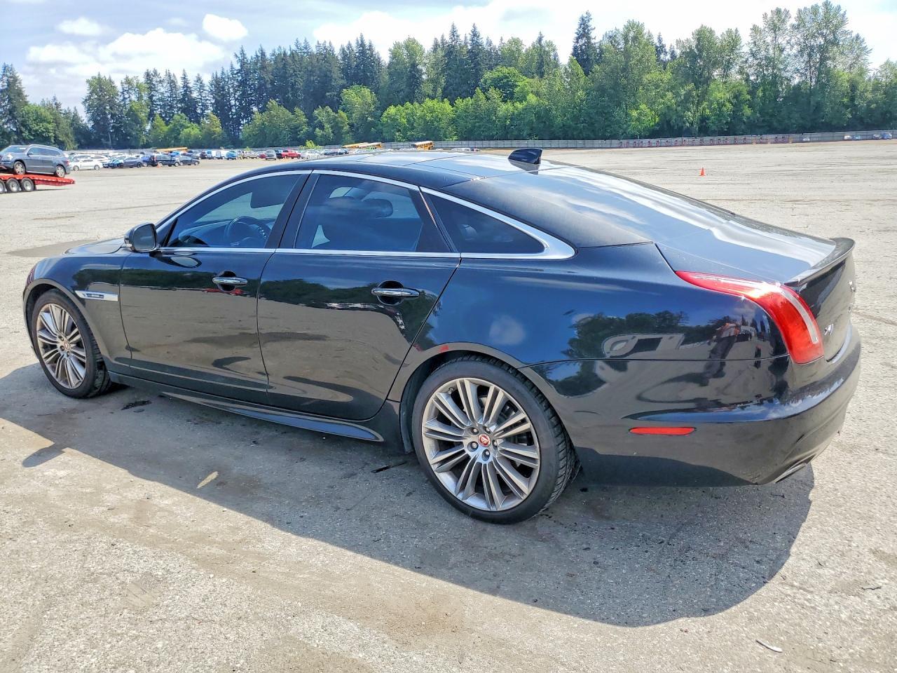 2016 Jaguar Xj - Image 2