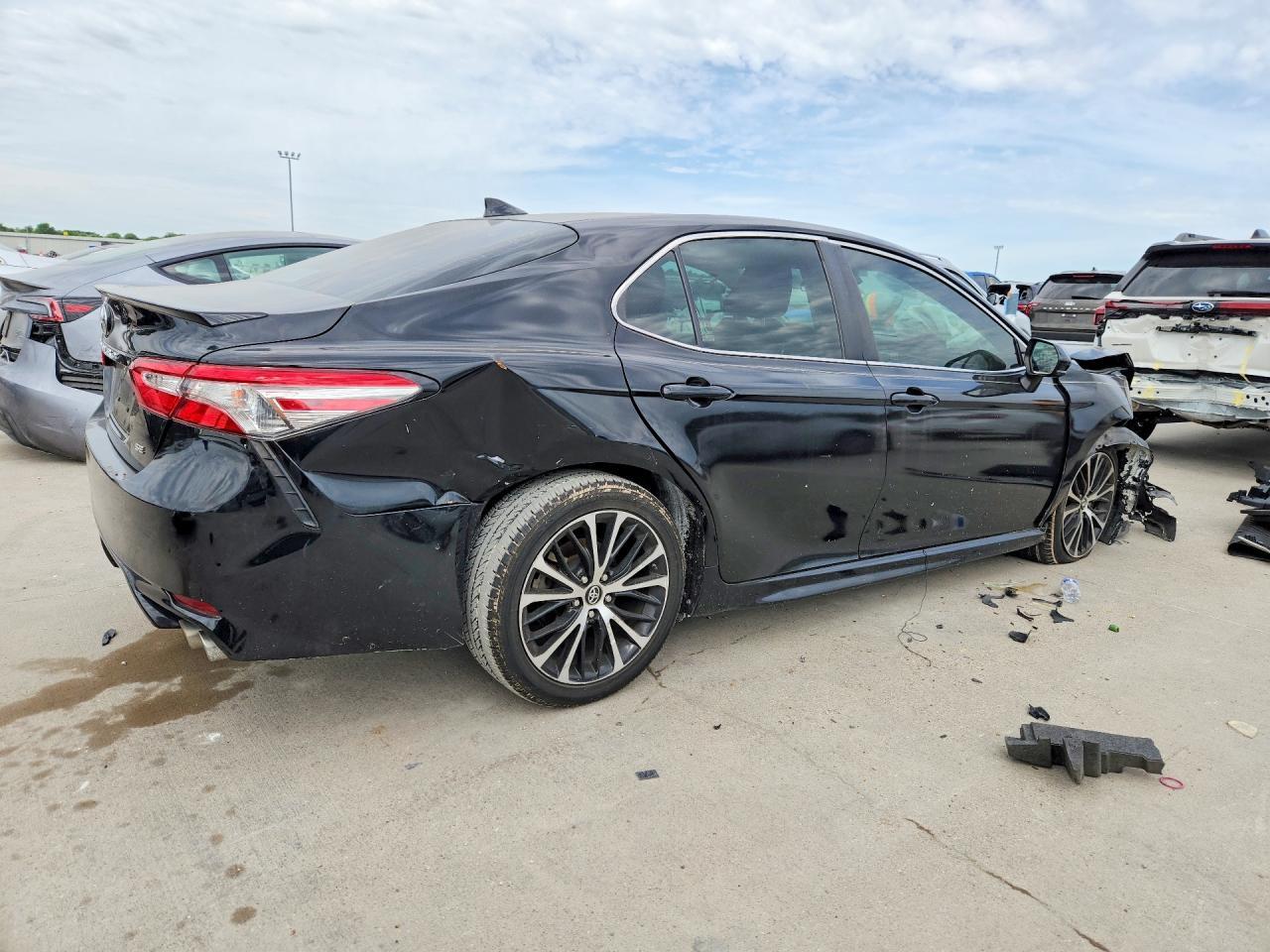2019 Toyota Camry Se - Фото 3