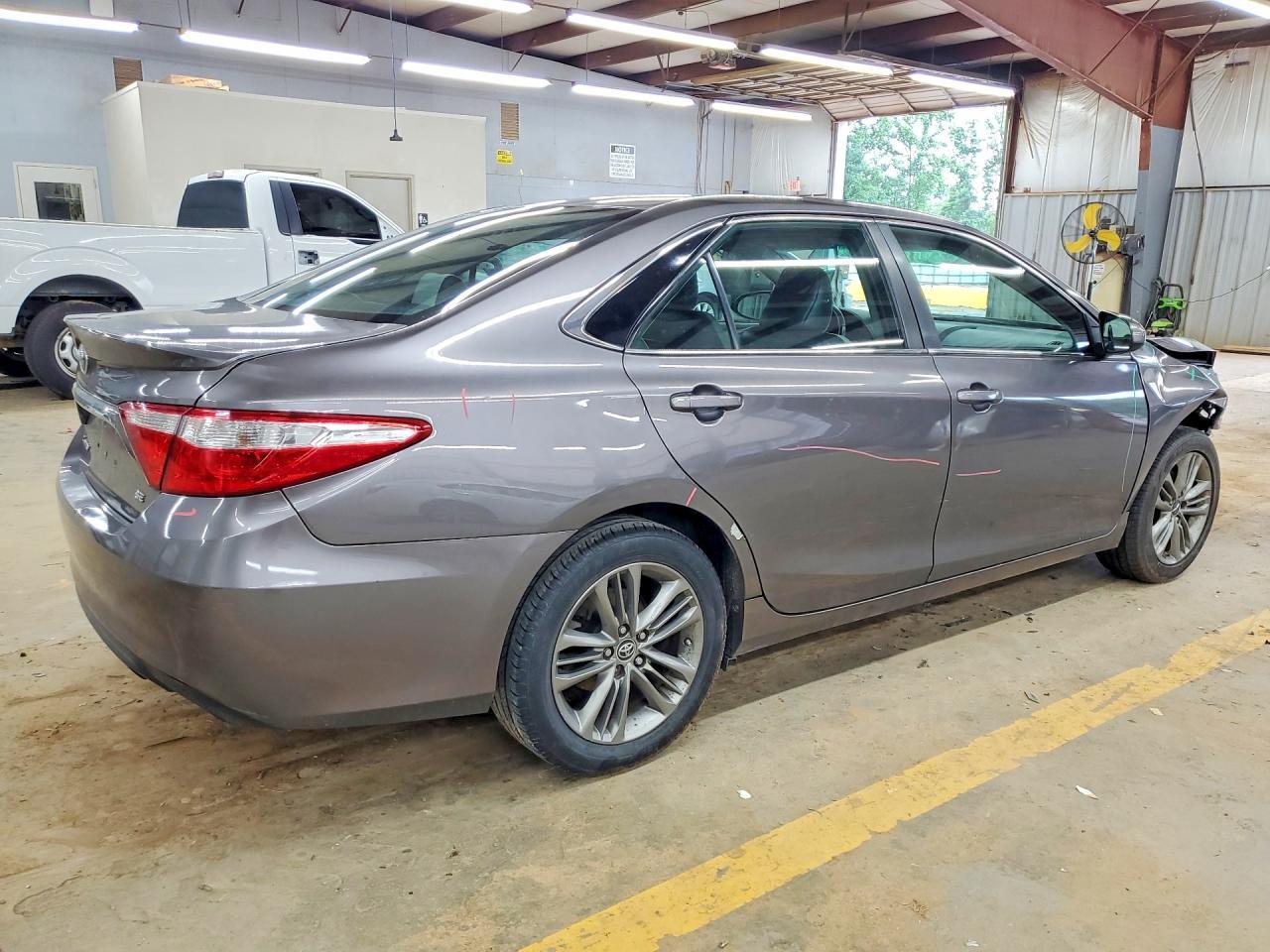 2016 Toyota Camry Se - Image 3