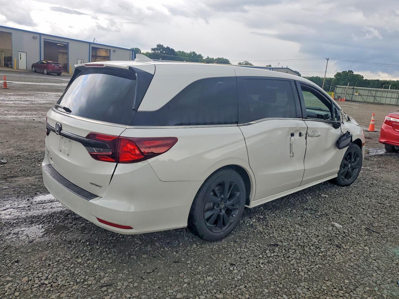 2024 Honda Odyssey Sport - Image 3