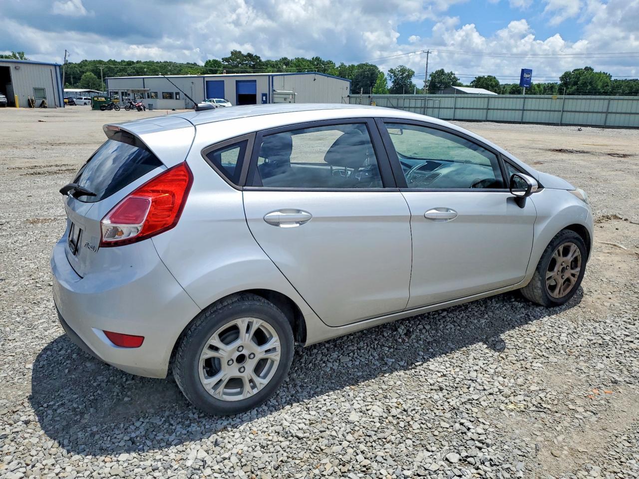 2015 Ford Fiesta Se - Фото 3