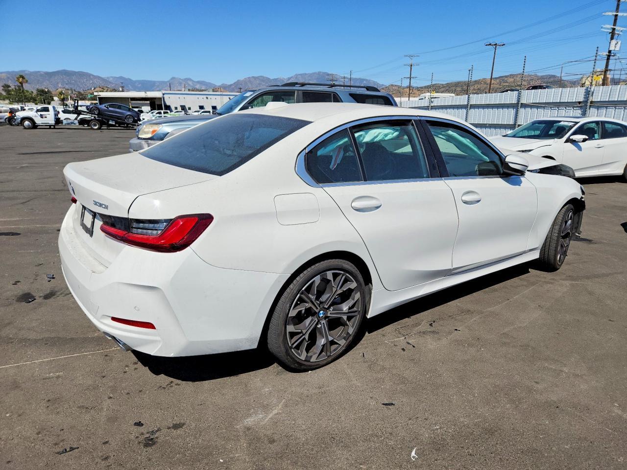 2025 BMW 330I - Фото 3
